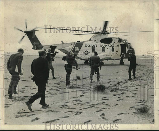 1970 Press Photo Secretary of Interior Hickel & others board helicopter in LA- Historic Images
