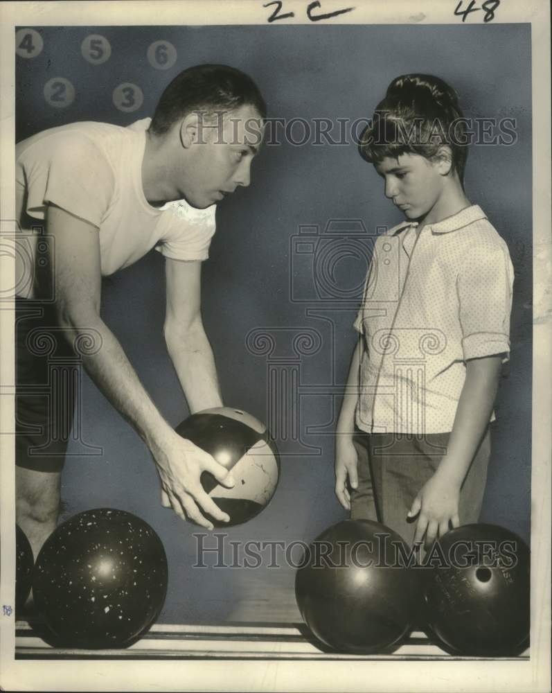 1965 Press Photo Star Bowler Bobby, Happy Day Camp, Gives Pointers - noo30313- Historic Images