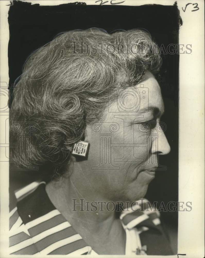 1972 Press Photo Mrs. Warren Gracianette, Soap Box Derby earrings - Historic Images