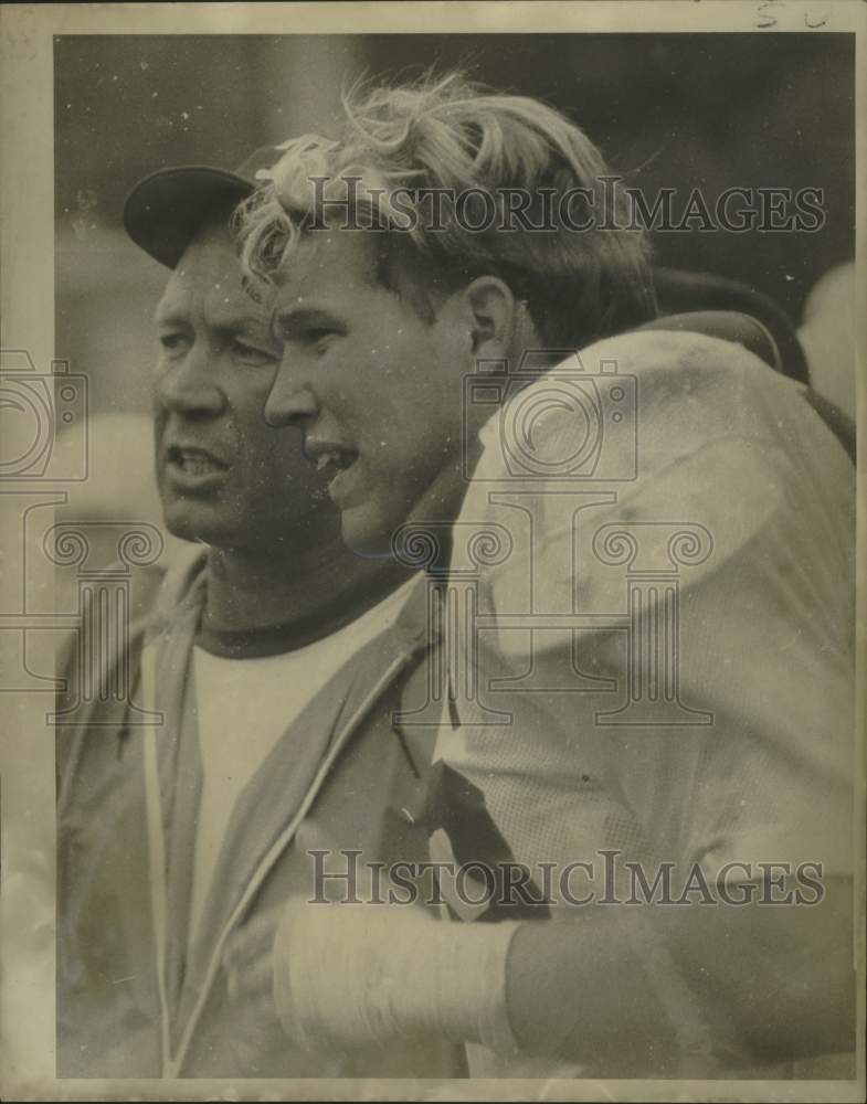 Load image into Gallery viewer, 1969 Press Photo Tulane Linebacker Ray Lester with coach Frank Young - noo30420
