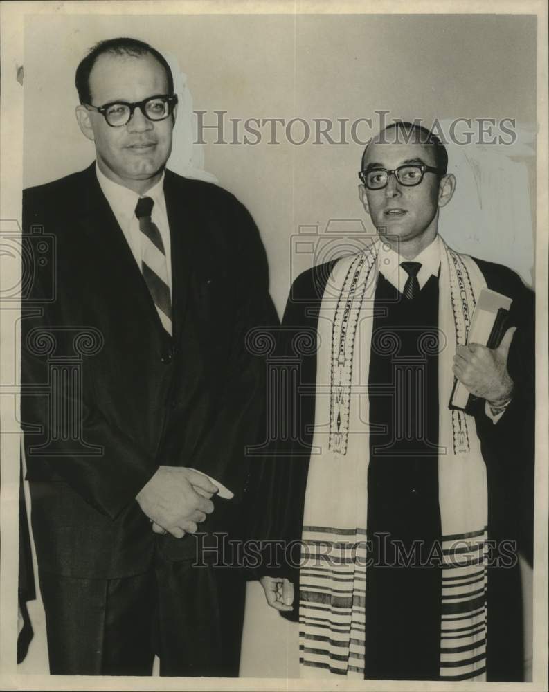 Load image into Gallery viewer, 1967 Press Photo Yaacoy Hess &amp; Etan B. Levine, New Orleans synagogue - noo30437

