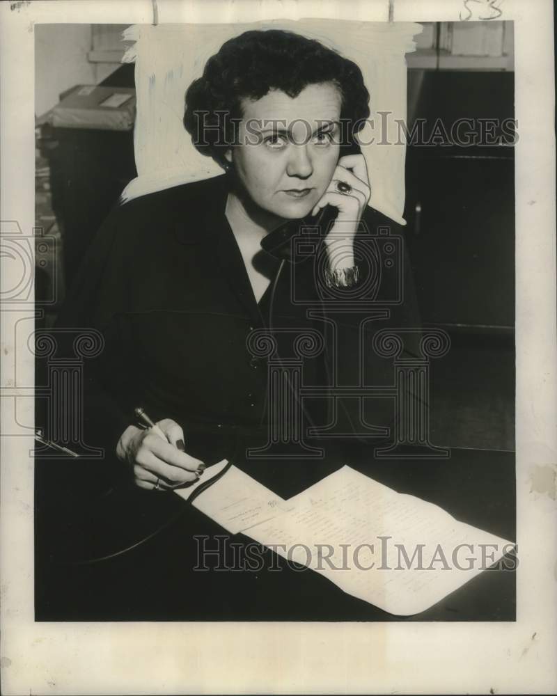 1951 Press Photo Myrl Grennon, owner and operator of a messaging service company