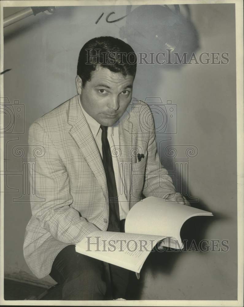 1967 Press Photo Joy Hauck Jr. Reading Booklet - noo30503