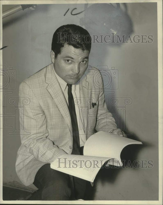 1967 Press Photo Joy Hauck Jr. Reading Booklet - noo30503