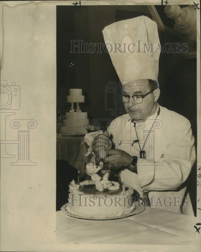 1960 Press Photo Icing Artist Emil Hilbert Works on Cake - noo30512