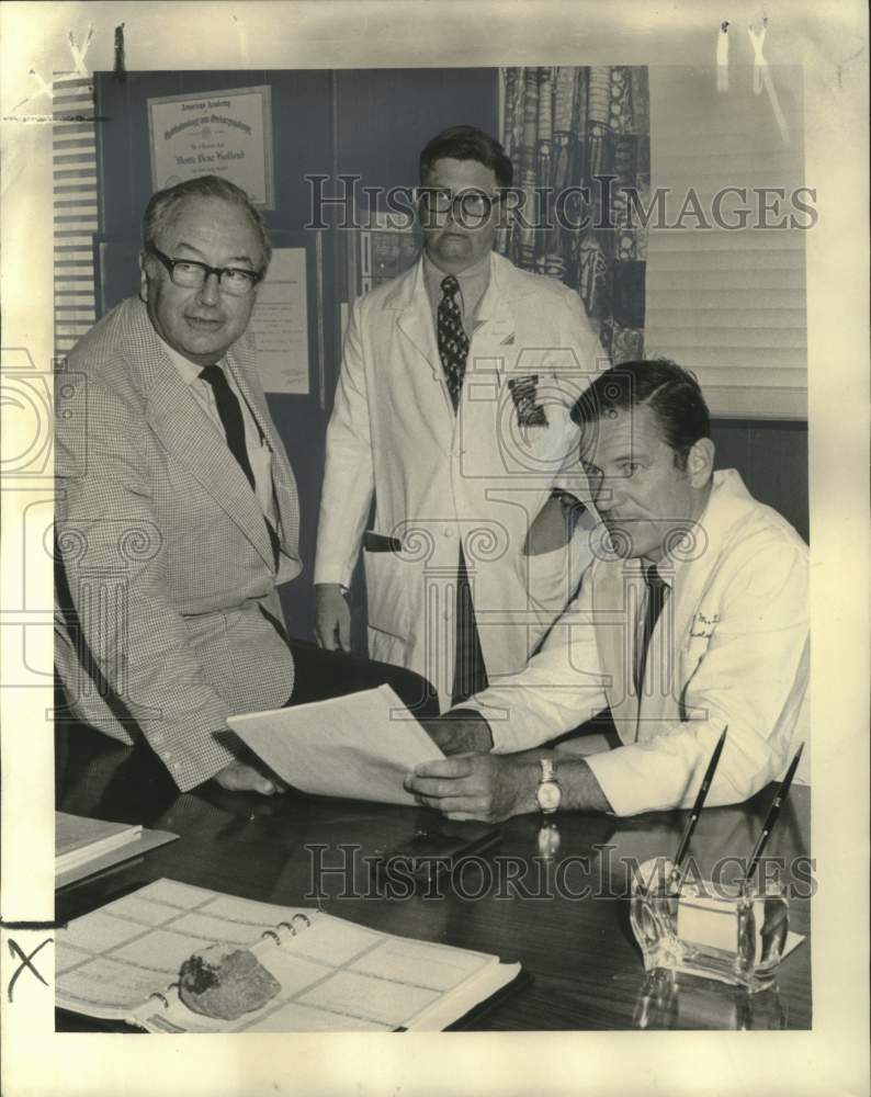 1972 Press Photo Ophthalmology doctors confer at Tulane University - noo30539