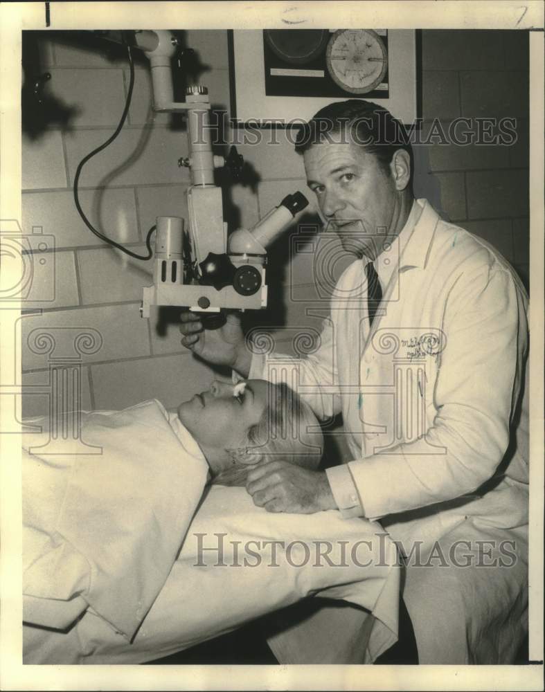Load image into Gallery viewer, 1971 Press Photo Dr Monte Holland, head of Ophthalmology Dept. of Tulane Medical
