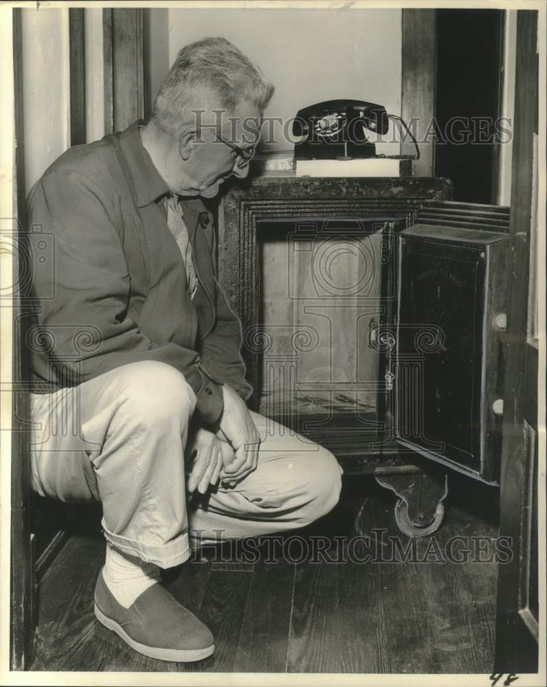 1963 Press Photo John Holl looks into his safe emptied by thieves in New Orleans