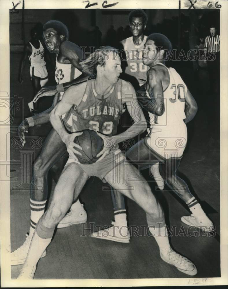 Load image into Gallery viewer, 1974 Press Photo Tulane's Phil Hicks in basketball game with Dillard - noo30571
