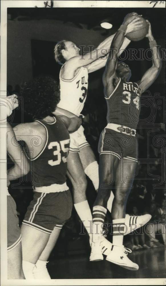 1975 Press Photo Phil Hicks, Tulane Basketball Star, Grabs Rebound From Owls