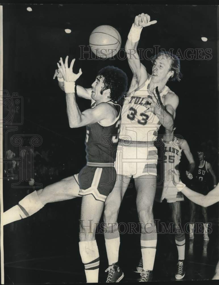 1973 Press Photo Tulane&#39;s Basketball Star Phil Hicks Fights Opponent for Rebound