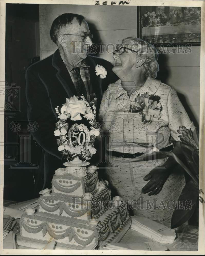 Load image into Gallery viewer, 1961 Press Photo Mr. and Mrs. I.J. Hill, celebrating their golden anniversary
