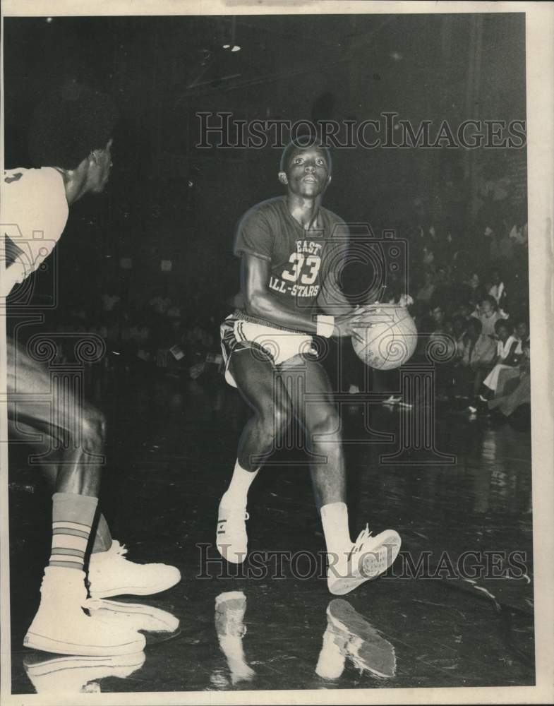 Load image into Gallery viewer, 1971 Press Photo Basketball Player Walter Nyle Goes for Shot - noo30626
