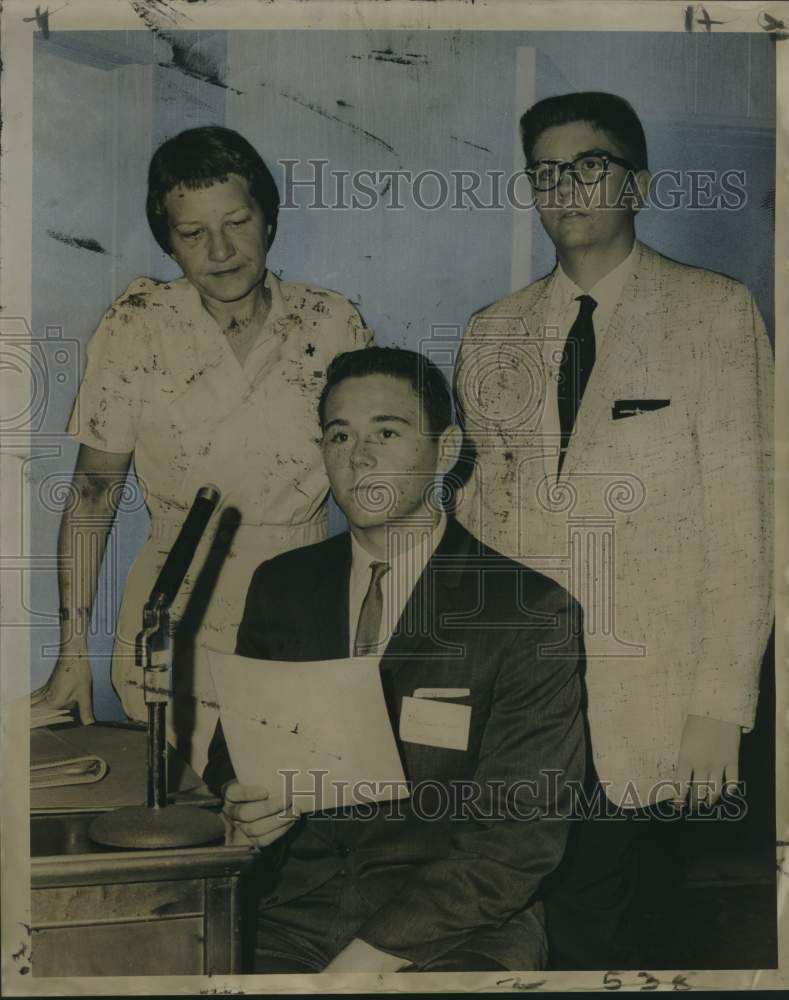 Load image into Gallery viewer, 1961 Press Photo Participants in a High School Red Cross leadership conference
