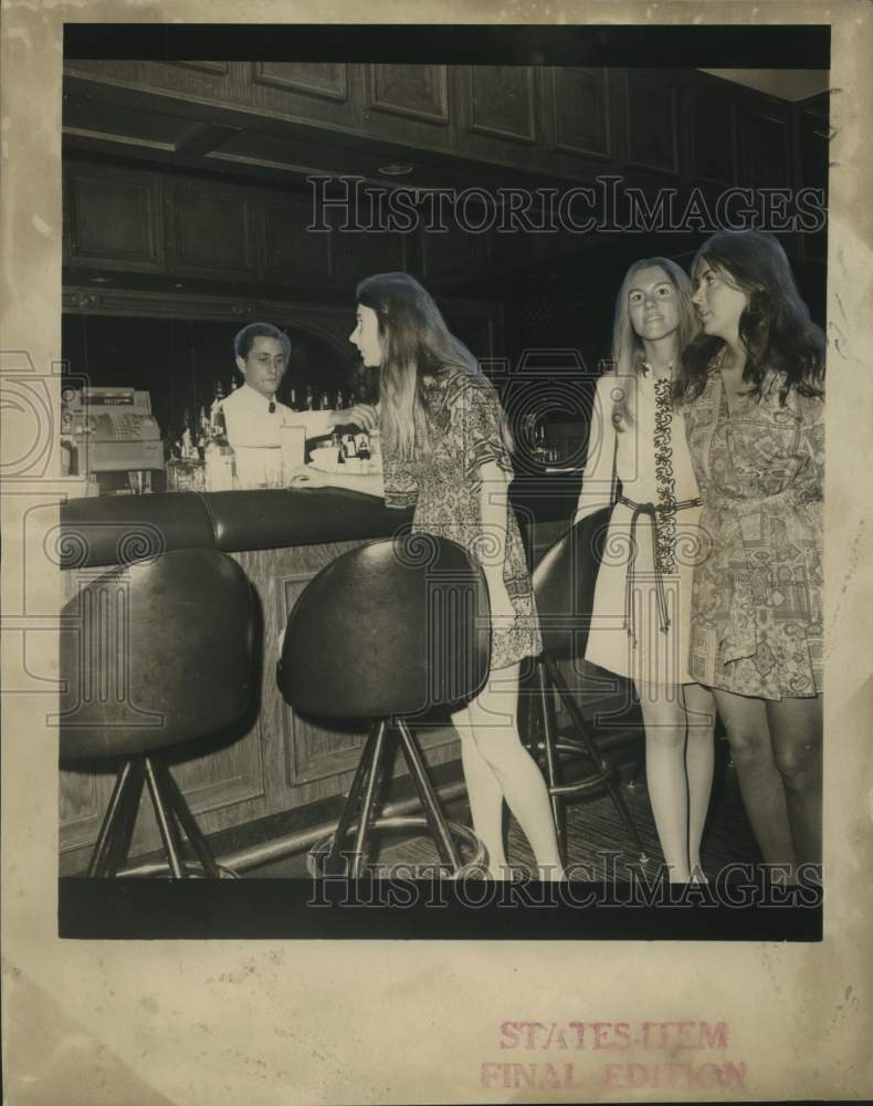 1972 Press Photo Women's library advocates at The Men's Grill in the Monteleone