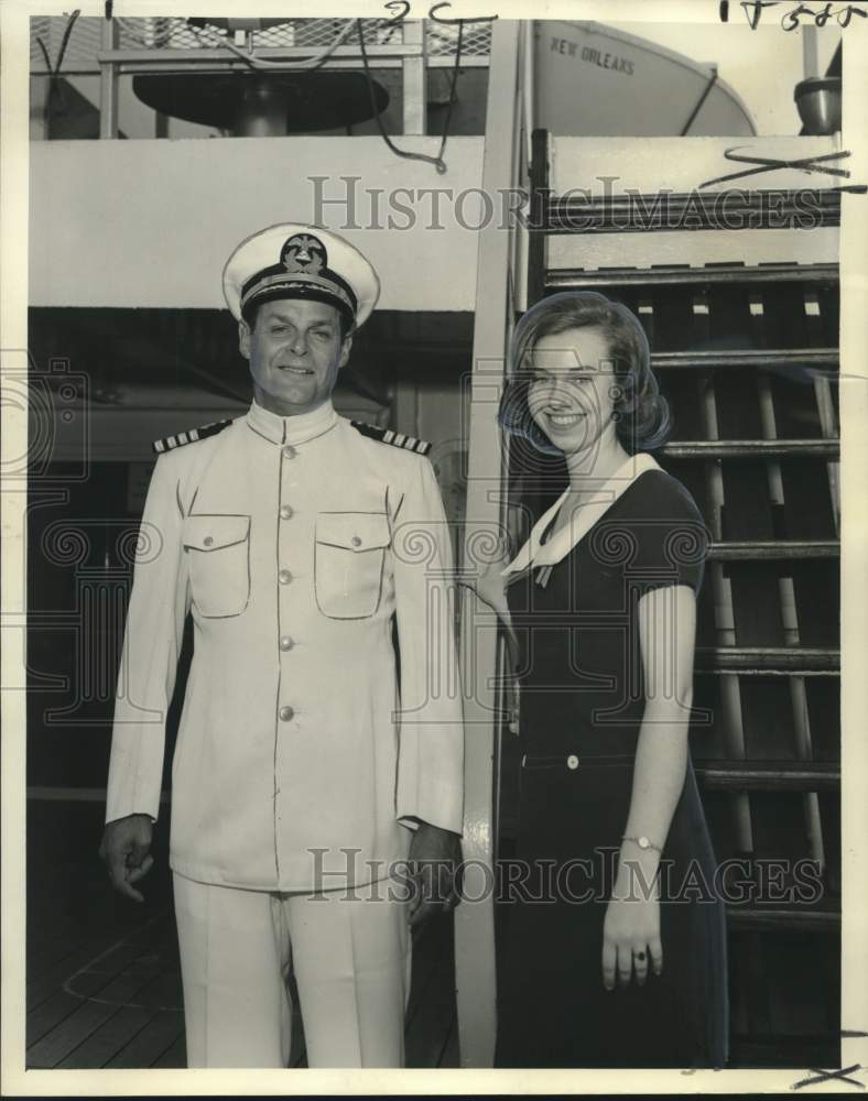 Load image into Gallery viewer, 1965 Press Photo Jane A. Hill with Capt. Platt on South American cruise
