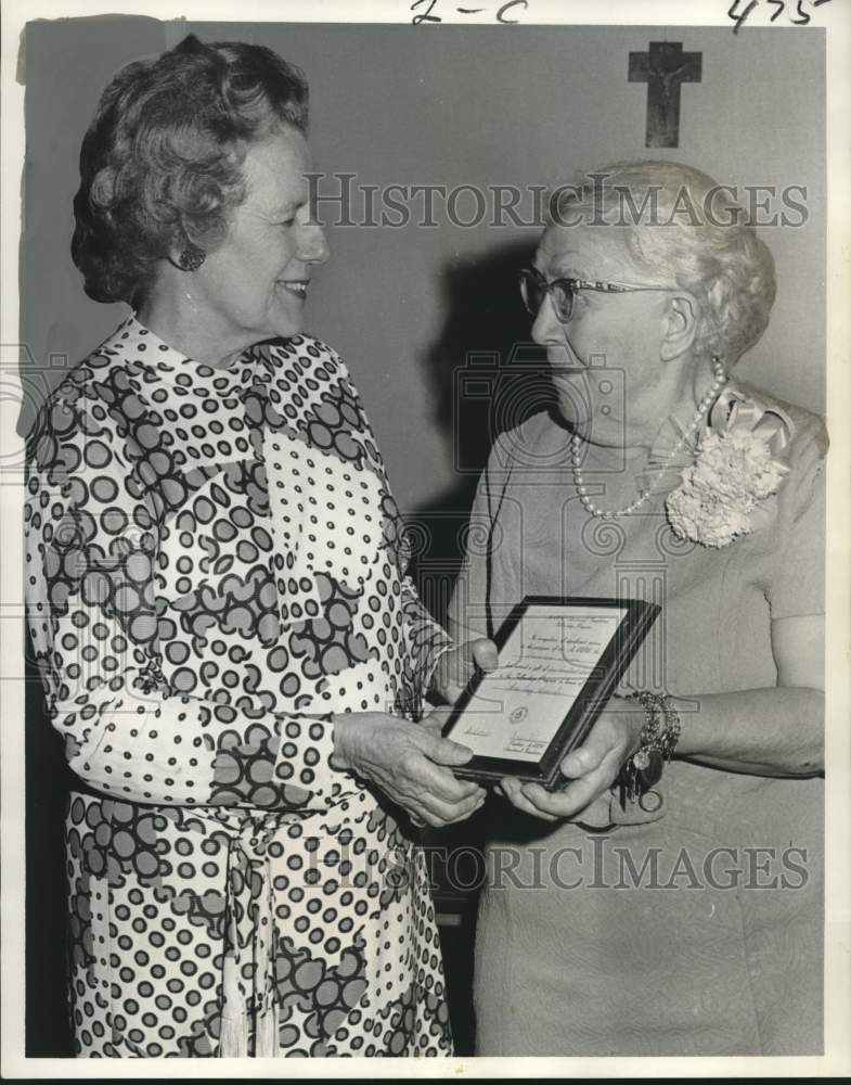 Load image into Gallery viewer, 1971 Press Photo Mrs. Edwin Guidry receives award from University Women
