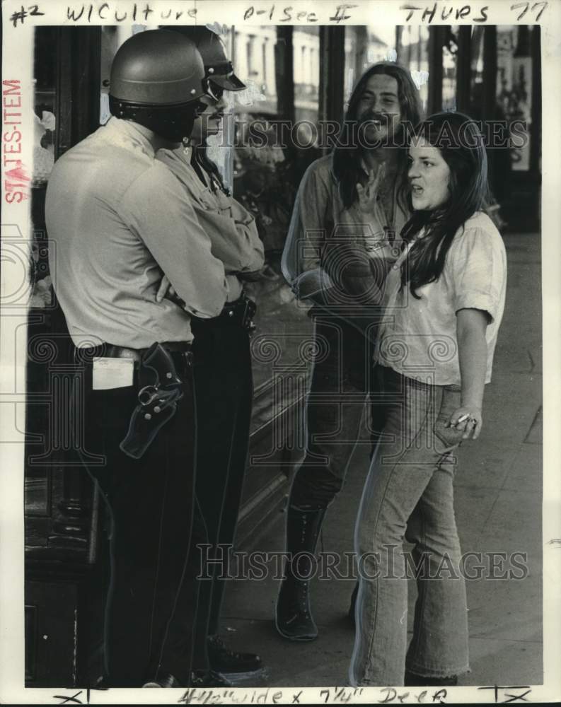 1973 Press Photo Young People Speak With Police Officers - noo30755