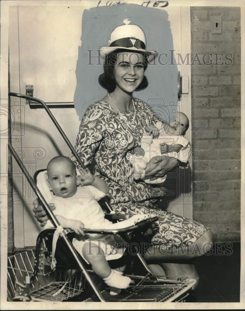 Load image into Gallery viewer, 1965 Press Photo Miss Judy Hill, Maid of Cotton, Holds Babies in New Orleans
