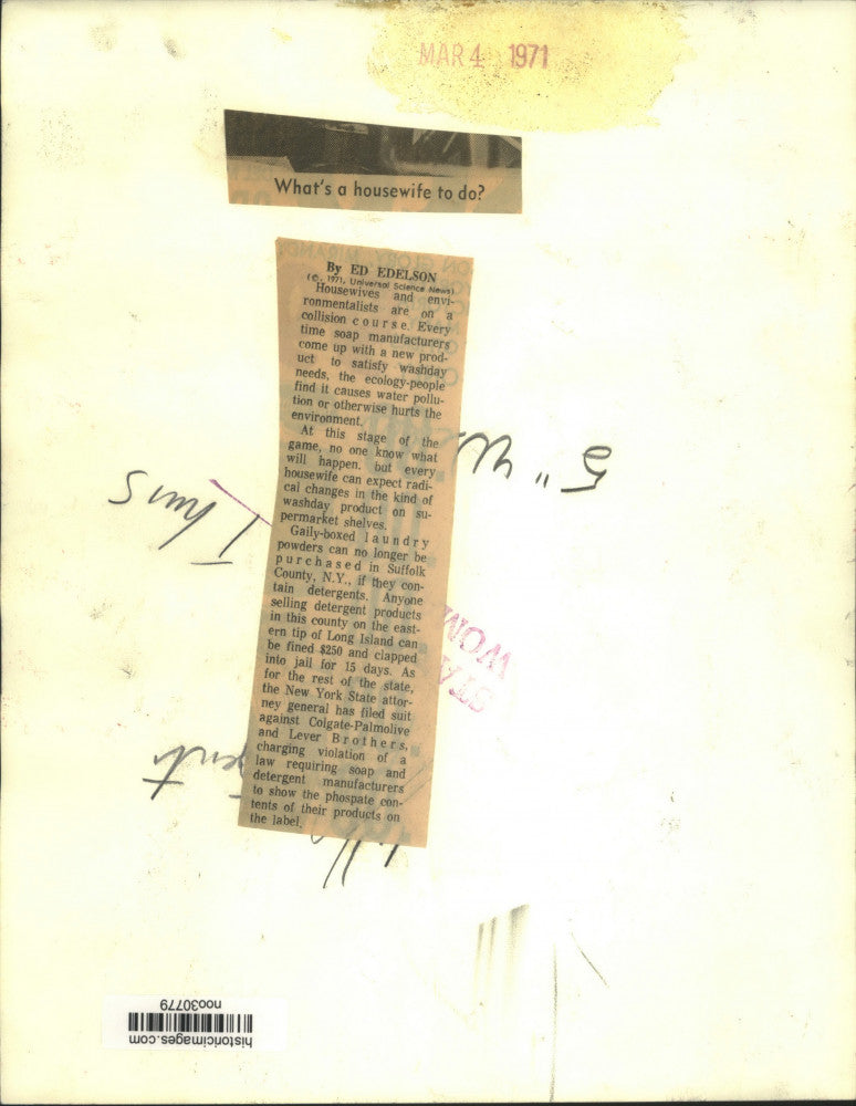 1971 Press Photo Housewife Looks at Grocery Store Shelves - noo30779