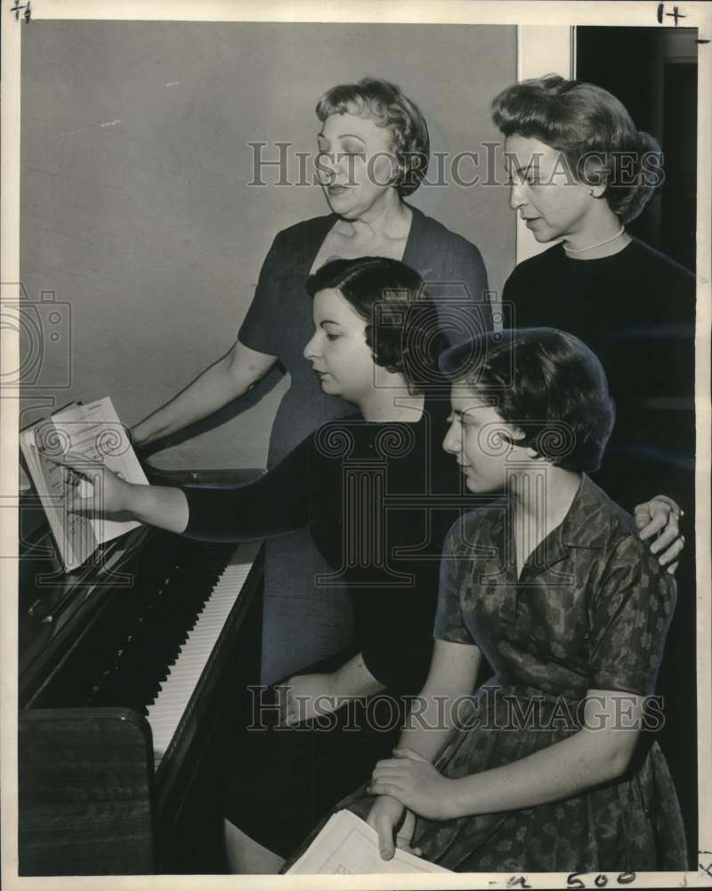 1959 Press Photo members in &quot;When a Candle Is Lighted&quot; at Congregation Chevra- Historic Images