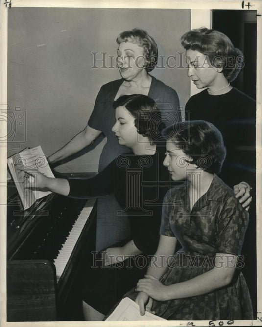 1959 Press Photo members in "When a Candle Is Lighted" at Congregation Chevra- Historic Images