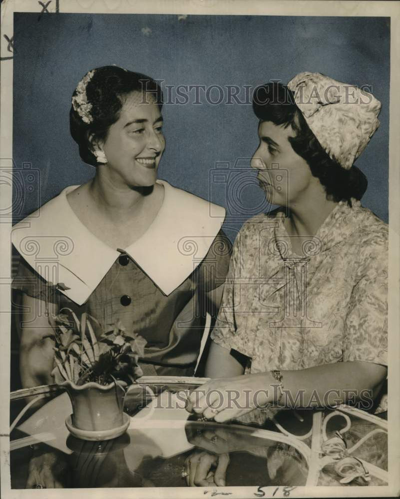 Load image into Gallery viewer, 1958 Press Photo Mrs. Thomas Hollis &amp; Mrs. Alvin Grevemberg- Junior Philharmonic
