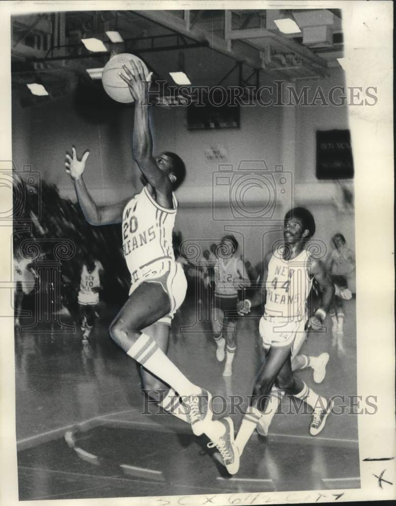 1974 Press Photo University of New Orleans &amp; Marian College basketball game- Historic Images