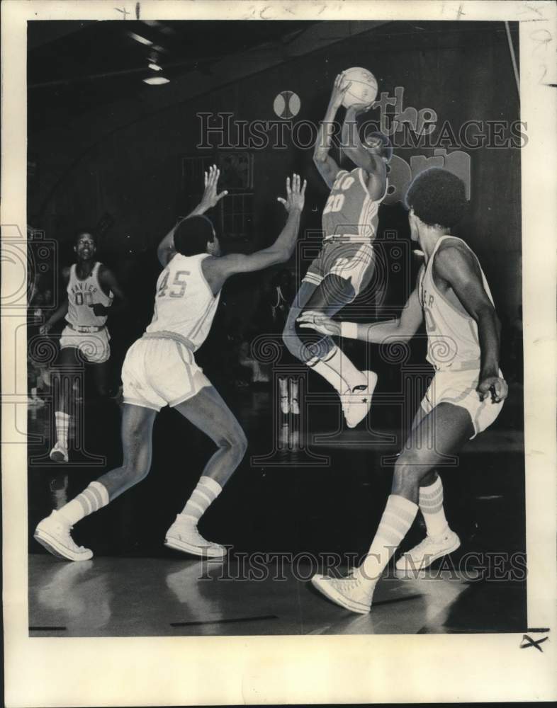 Load image into Gallery viewer, 1974 Press Photo University of New Orleans basketball player Wilbur Holland
