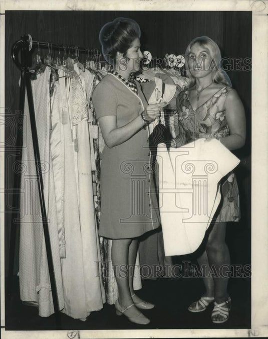 1970 Press Photo Symphony Committee members for Encore Shop's summer sale