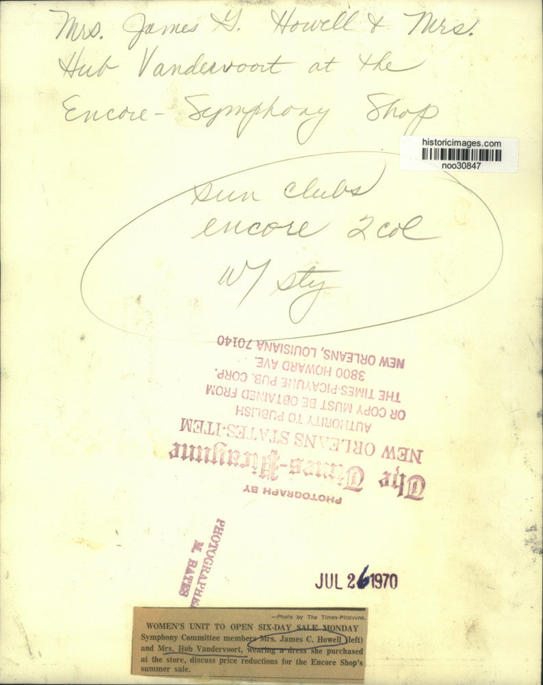 Load image into Gallery viewer, 1970 Press Photo Symphony Committee members for Encore Shop's summer sale
