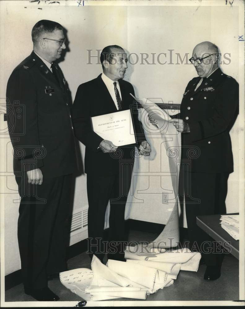 Load image into Gallery viewer, 1970 Press Photo Colonel Paul R. Sheffield honors Charles J. Huard for his work

