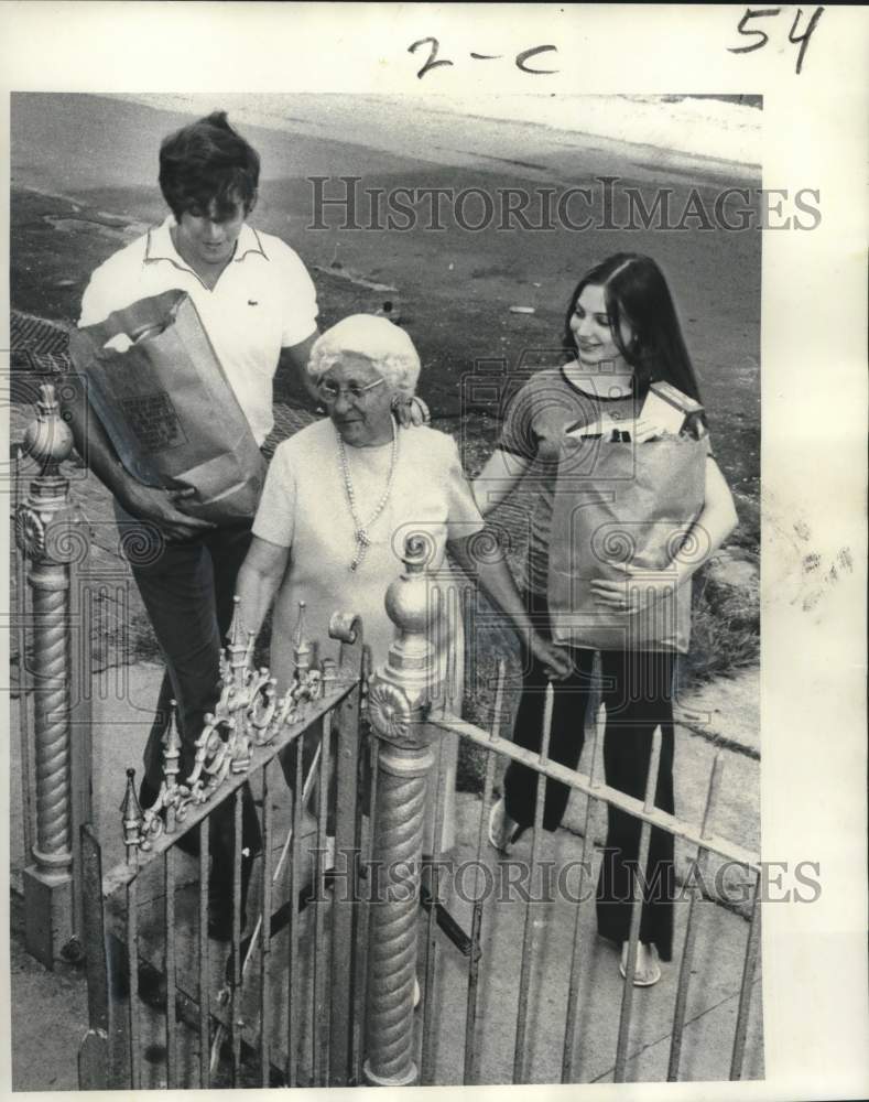 1972 Press Photo High School students assisting the Elderly with daily chores