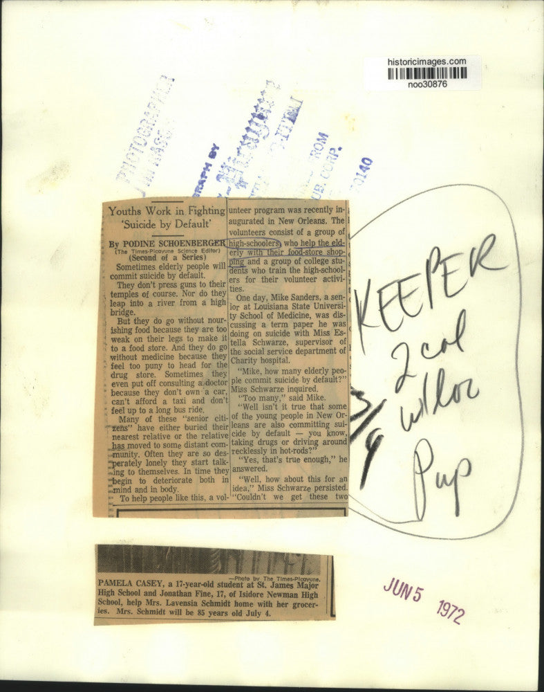 1972 Press Photo High School students assisting the Elderly with daily chores