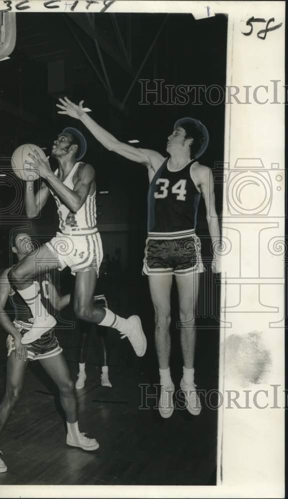 Load image into Gallery viewer, 1972 Press Photo John Hamilton, Elvin Russell and John Hickerson, basketball
