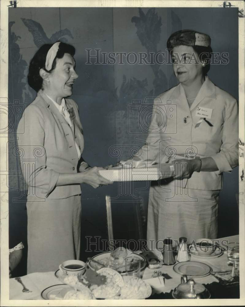 Load image into Gallery viewer, 1960 Press Photo Navy Officers' Wives Club Current and Former Presidents
