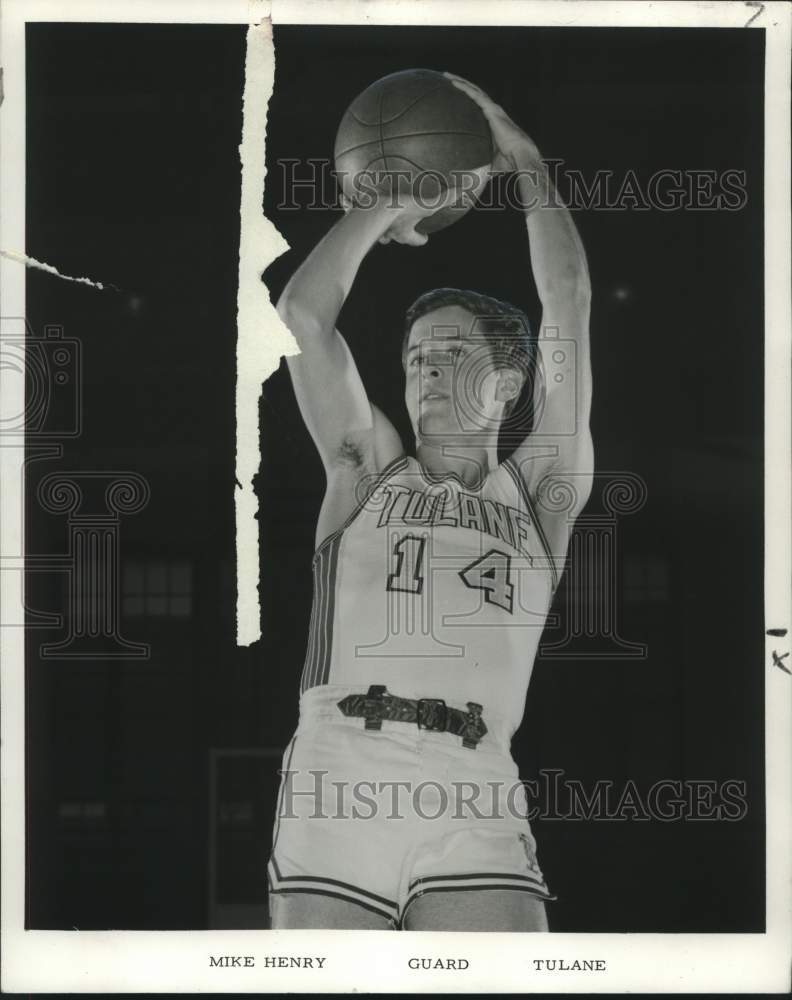 Load image into Gallery viewer, 1969 Press Photo Tulane Basketball Guard Mike Henry - noo30956
