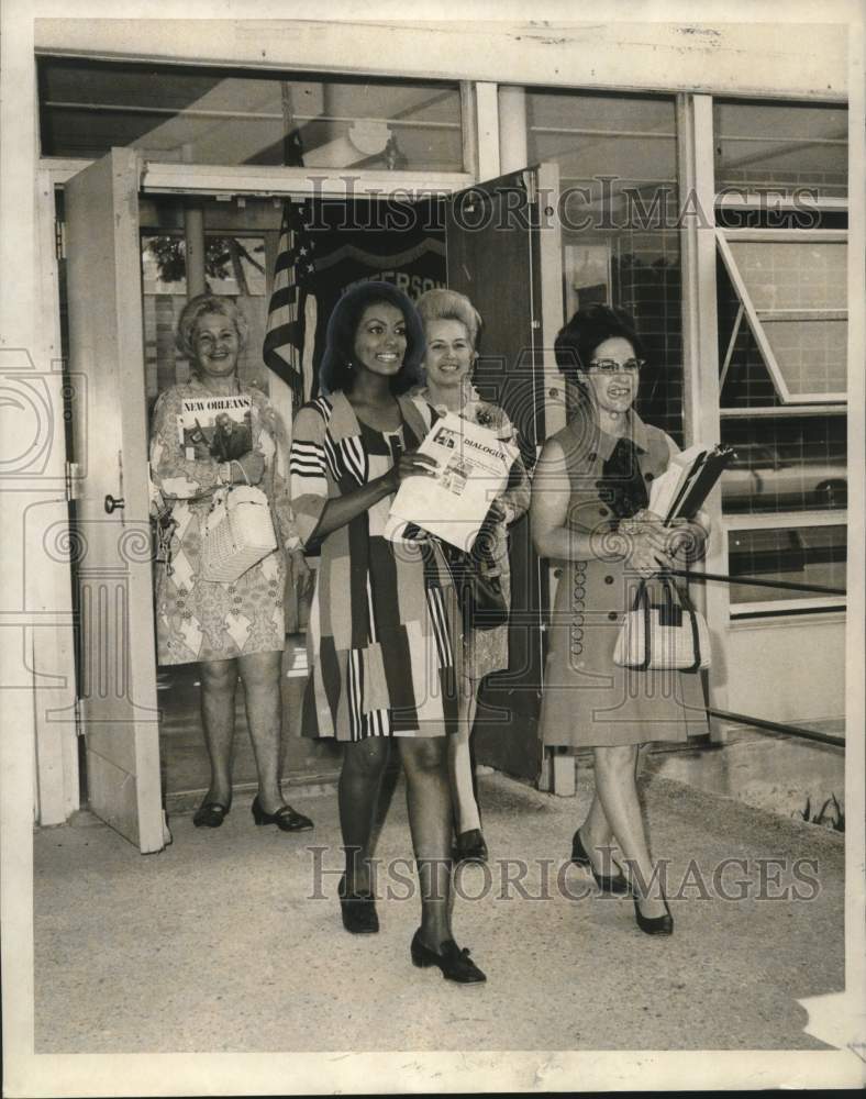1970 Press Photo Teachers Leave School on Last Day - noo30986