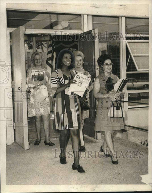1970 Press Photo Teachers Leave School on Last Day - noo30986