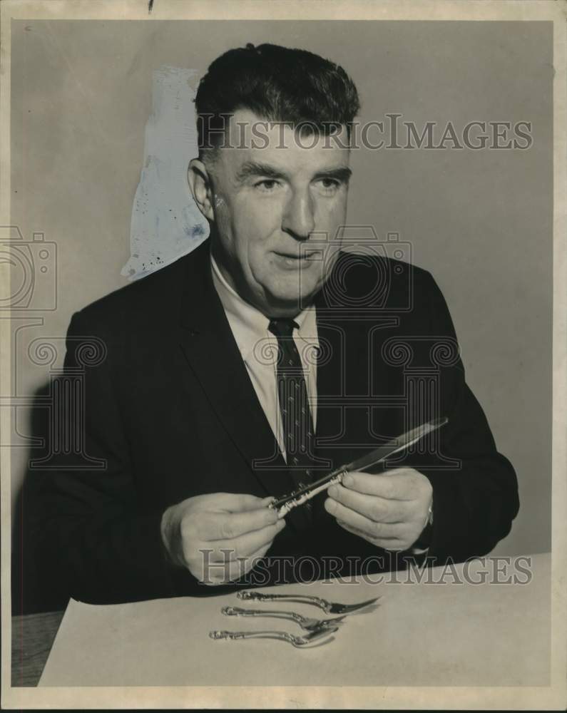 1966 Press Photo William T. Hurley, Jr. of Reed & Barton, silverware firm