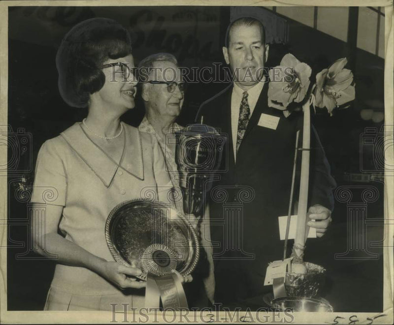 Load image into Gallery viewer, 1969 Press Photo New Orleans Official Amaryllis Show Winners - noo31113
