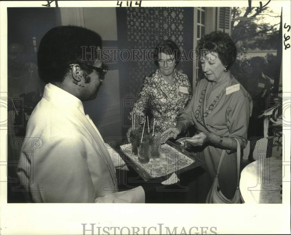 1979 Press Photo Pierre Alphonse serves leaguers in New Orleans - noo31116- Historic Images