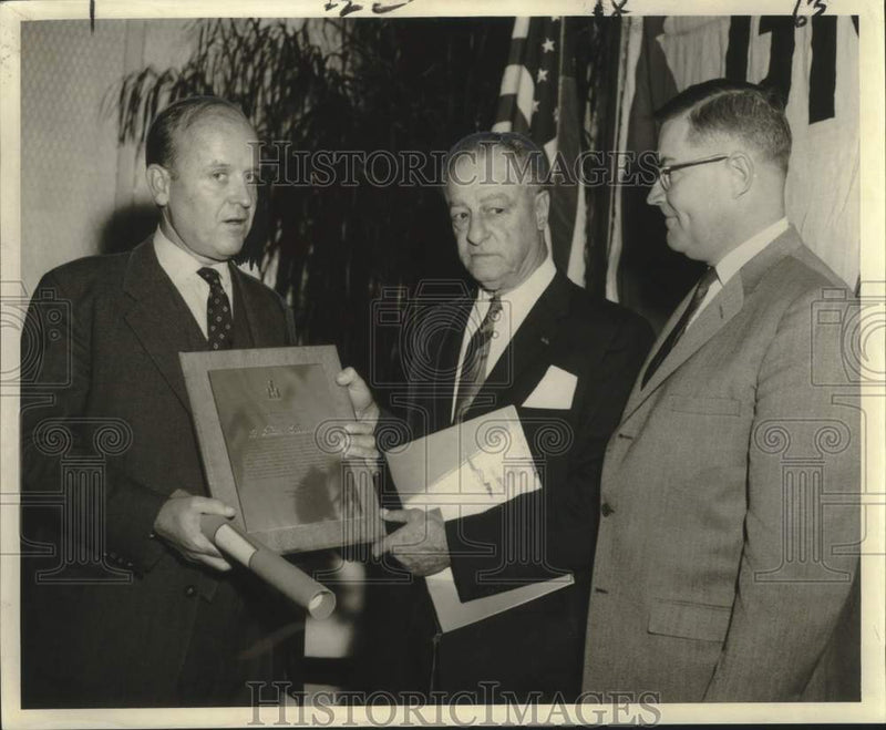 Load image into Gallery viewer, 1960 Press Photo President of W.R. Grace &amp; Co.honored with award - noo31117
