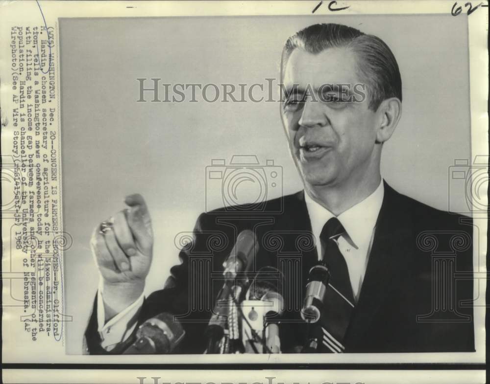 1968 Press Photo Dr. Clifford Hardin, Secretary of Agriculture, with reporters- Historic Images