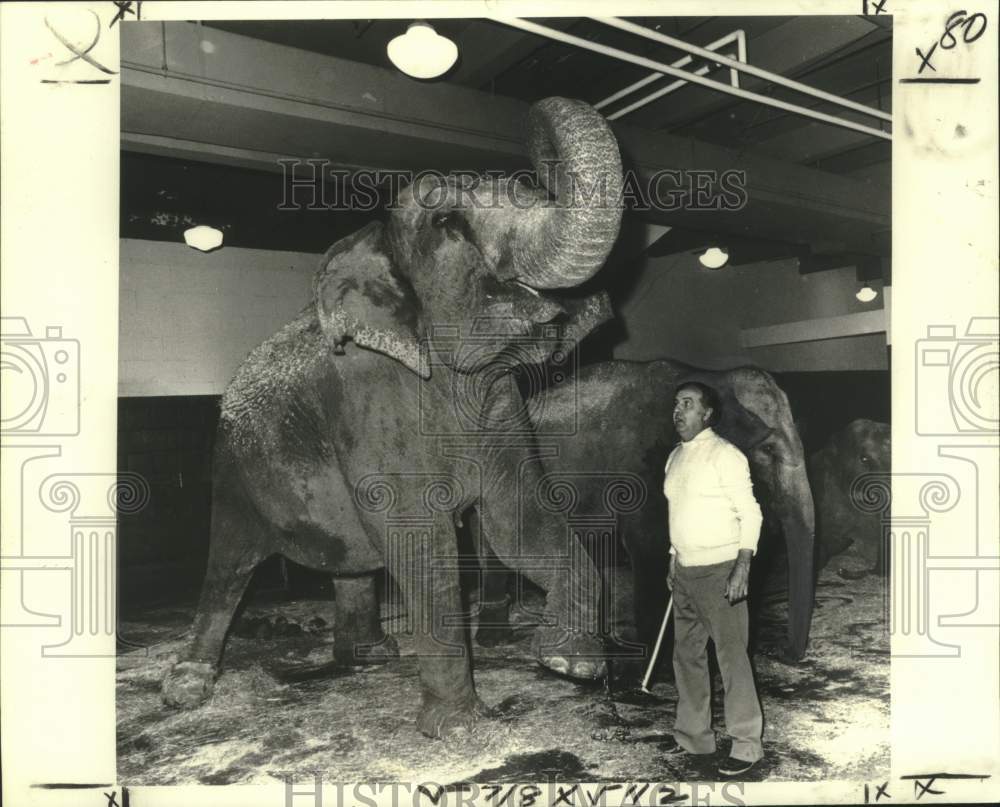 1979 Press Photo Circus Producer Tommy Hanneford with elephant in New Orleans- Historic Images