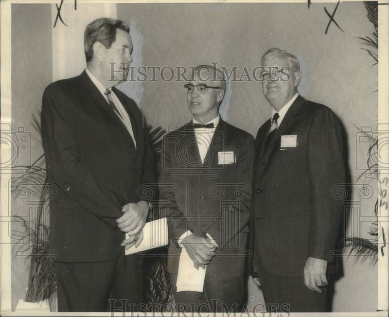 Load image into Gallery viewer, 1969 Press Photo Attendees at Southern Surgical Conference at Roosevelt Hotel

