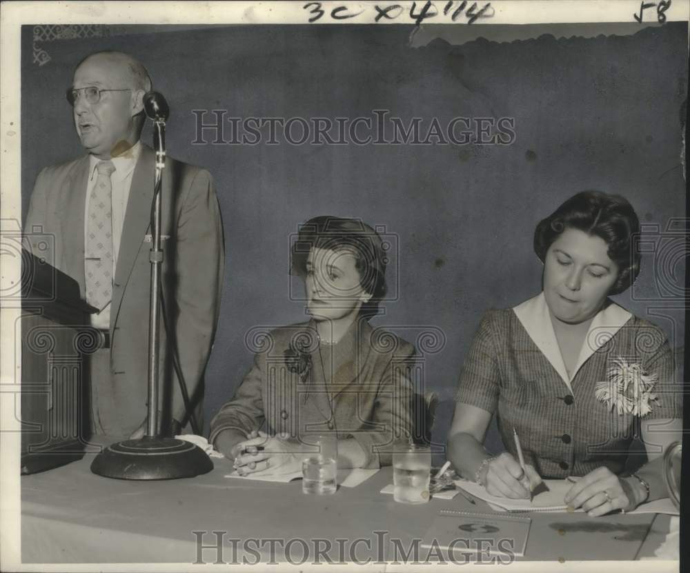 1958 Press Photo Mrs. Milton F. Hilbert Jr., Parents&#39; Council steering committee- Historic Images