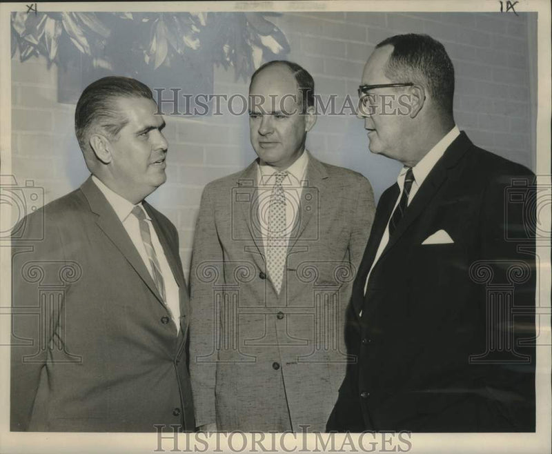 Load image into Gallery viewer, 1960 Press Photo Dr. Grambsch, Tulane Commerce Alumni Club - noo31195
