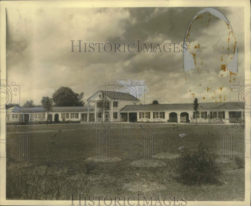 Load image into Gallery viewer, 1941 Press Photo Tourist Camp in Baton Rouge, run by Alice Lee Grosjean
