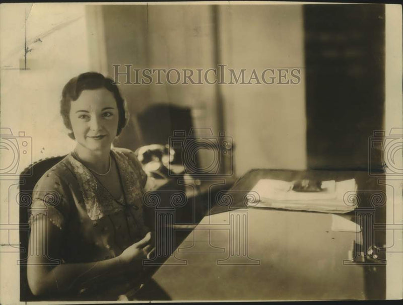 Load image into Gallery viewer, 1939 Press Photo Alice Lee Grosjean, revenue collector - noo31203
